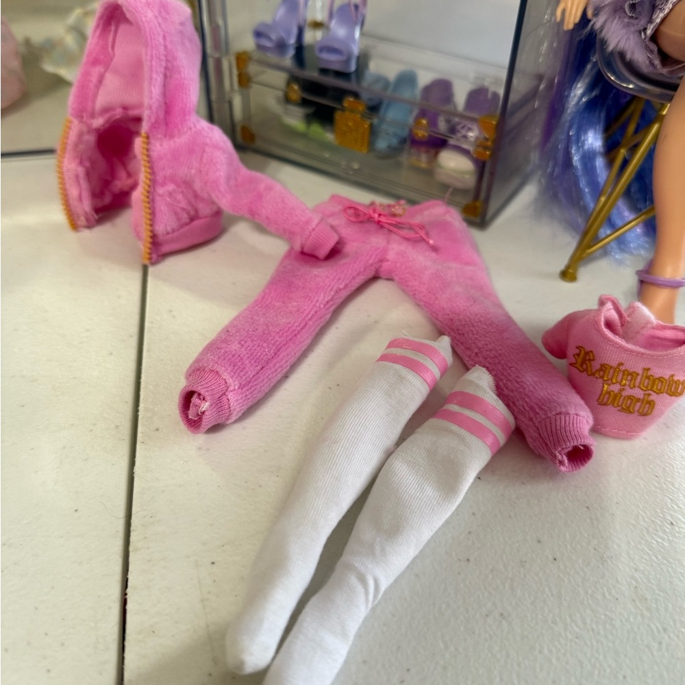 Rainbow High Deluxe Fashion Closet Playset with Doll, Clothes, Shoes and More! - Picture 11 of 12